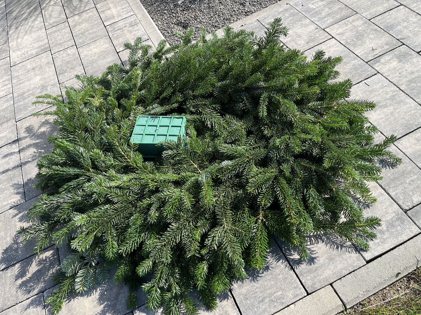 Podkład okolicznościowy z gałęzi iglastych na kostce brukowej
